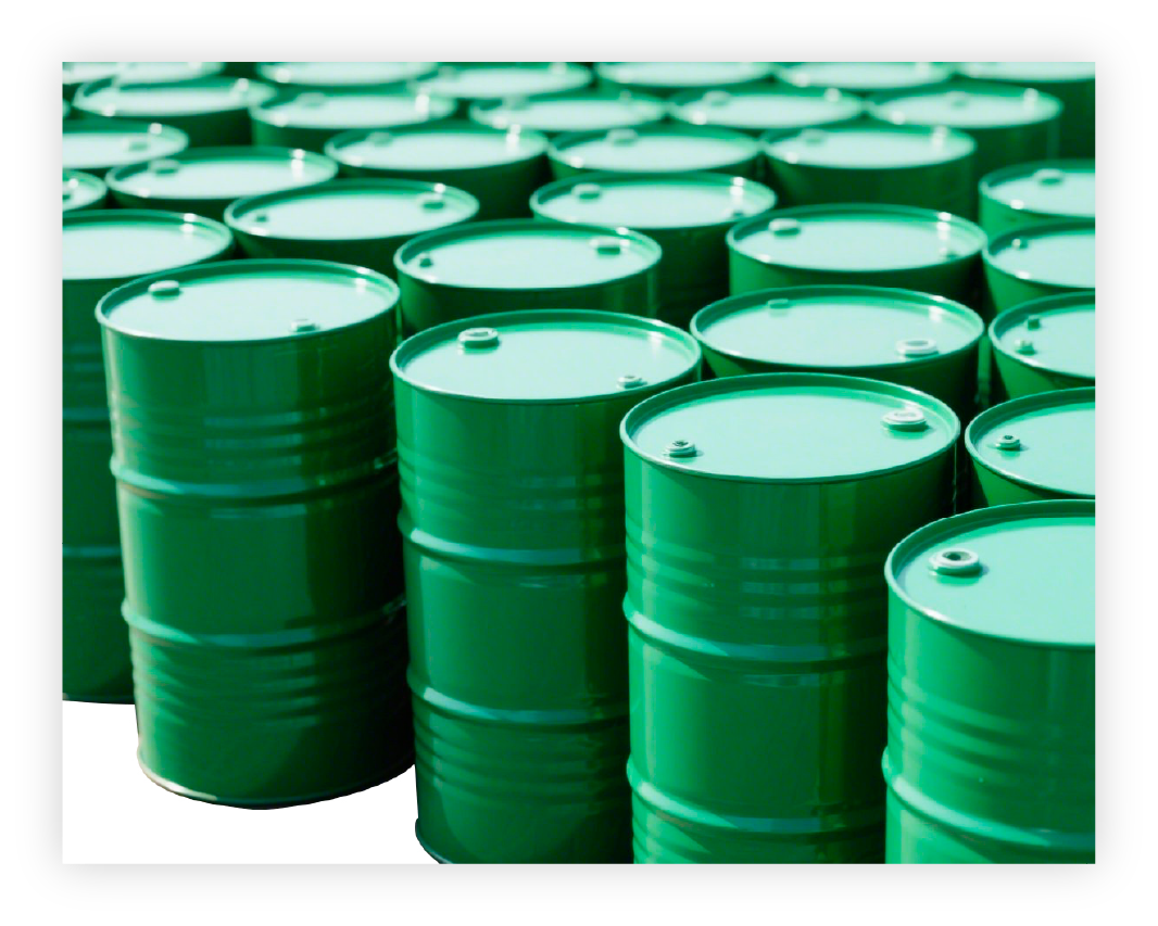 Tambores industriales en instalación de almacenamiento químico