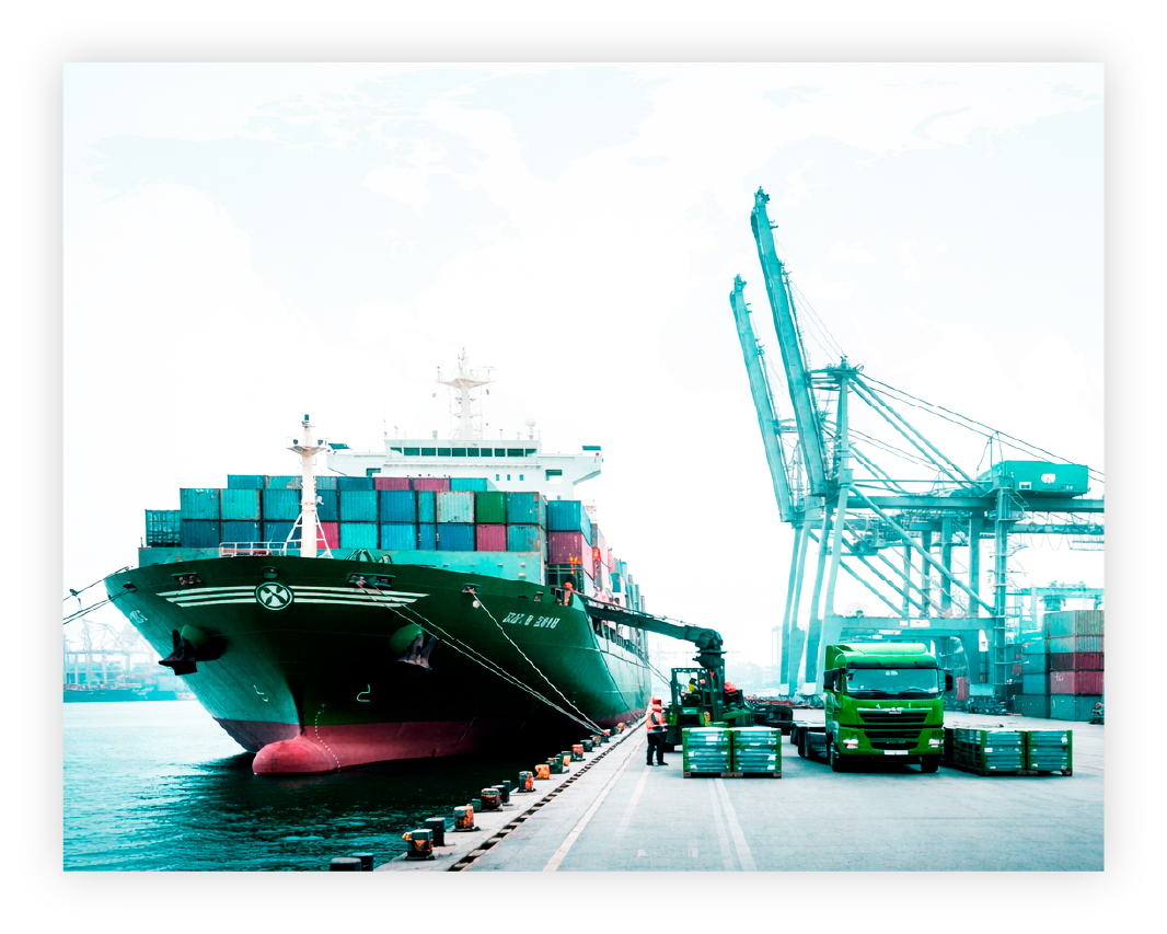 Operación logística 3PL en puerto con buque portacontenedores y transporte terrestre
